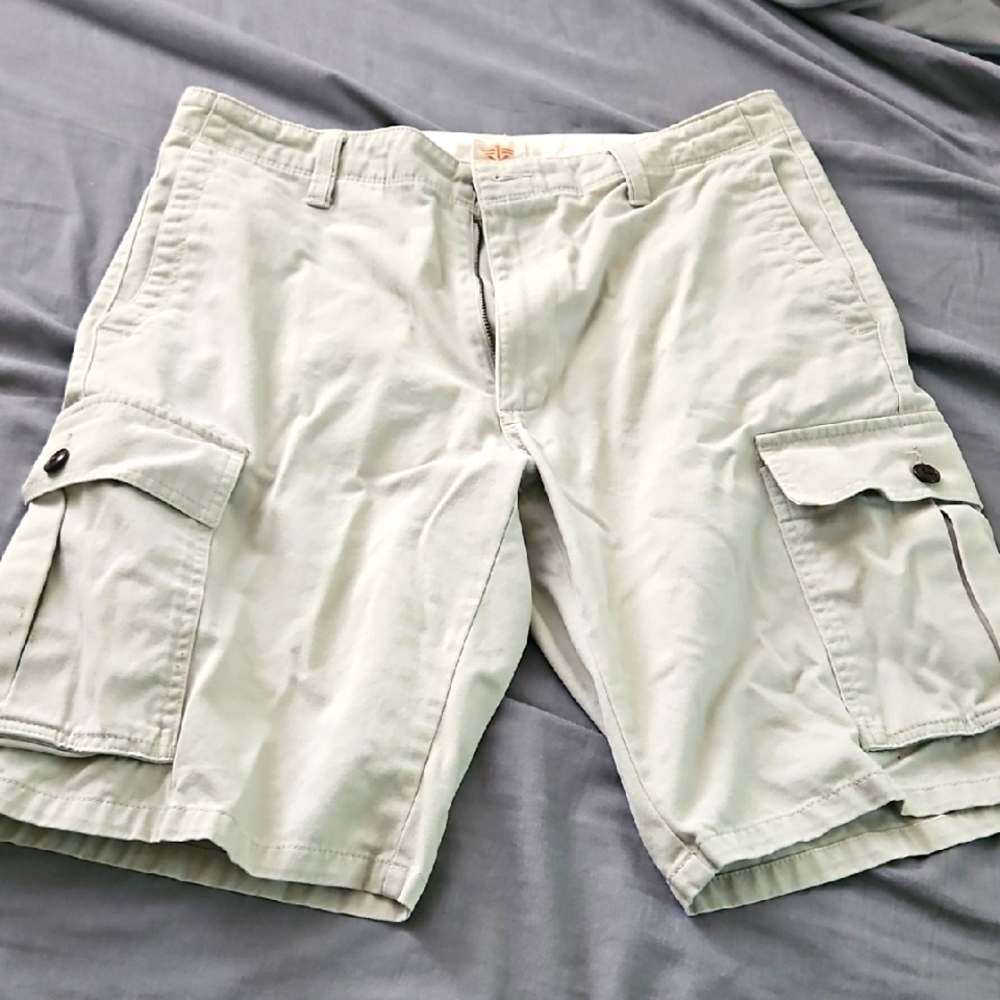 Size 32 Men's‎ Casual Cargo Shorts - Light Gray